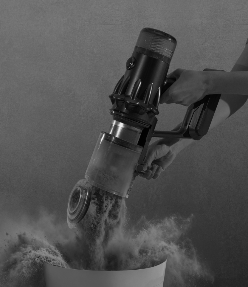 Dust cloud released while manually emptying a comparison vacuum