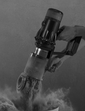 Dust cloud released while manually emptying a comparison vacuum